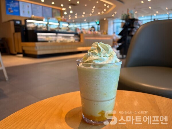 지난 주말 동안 재료 수급 불안정으로 수도권 주요 상권에서 품절 사태를 겪은 '더 멜론 오브 멜론 프라푸치노'의 모습이다./사진=김선주 기자