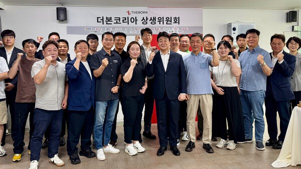 28일 더본코리아 상생위원회 정례회의 진행 후 기념 촬영을 하는 모습 /사진=더본코리아