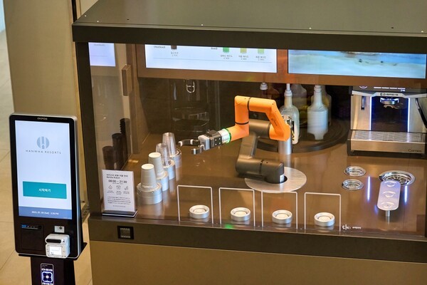 마티에 오시리아에 도입된 로봇 바리스타의 모습. 사진=한화호텔앤드리조트