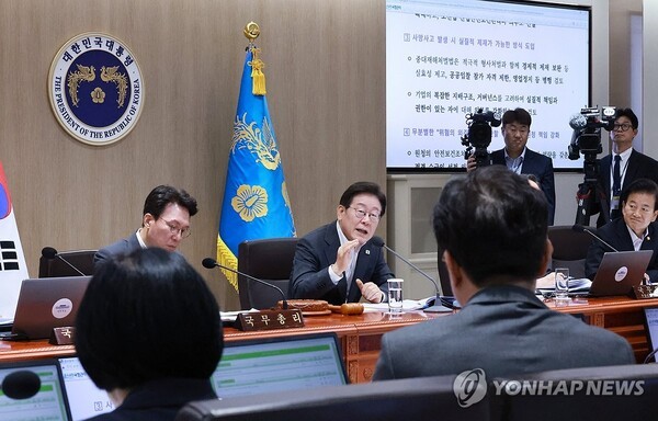 이재명 대통령이 29일 서울 용산 대통령실 청사에서 열린 국무회의에서 김영훈 고용노동부 장관의 발제를 들은 뒤 국무위원들과 중대재해 근절대책 토론을 하고 있다./사진=연합뉴스