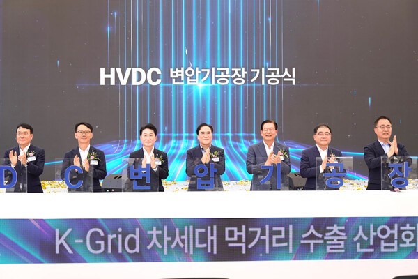 효성중공업 HVDC 변압기 공장 기공식에서 참석자들이 세레모니를 하고 있다. /사진=효성