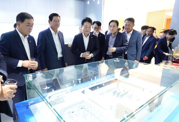 효성중공업 HVDC 변압기 공장 기공식에서 참석자들이 조감도를 보고 있다. /사진=효성