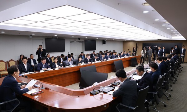 이재명 대통령이 30일 서울 용산 대통령실 청사에서 열린 비상경제점검 태스크포스(TF) 3차 회의를 주재하고 있다./사진=연합뉴스