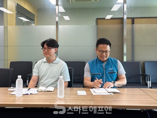 제주삼다수 공장에서 만난 먹는물연구소 전시범 선임연구원(오른쪽)과 최윤호 연구원. /사진=김선주 기자