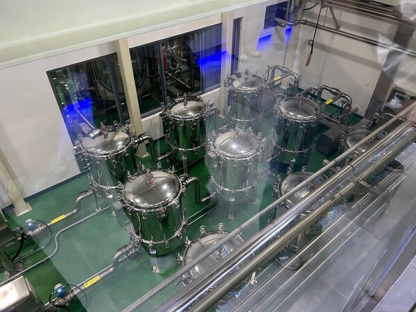 제주삼다수 공장 내 처리수탱크(정밀여과장치)의 모습./사진=김선주 기자