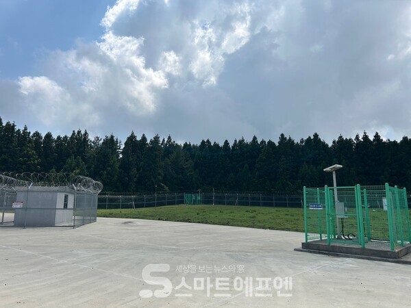 오염을 원천 차단할 수 있도록 철저하게 관리되고 있는 제 3 취수원의 모습. 왼쪽은 취수정, 오른쪽은 감시정의 모습. /사진=김선주 기자