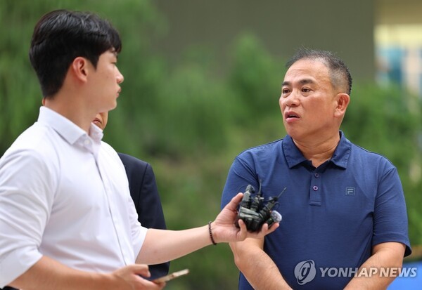 공천개입 의혹을 받는 정치 브로커 명태균씨가 31일 뇌물공여 혐의 피의자 신분으로 조사를 받기 위해 서울 종로구에 위치한 김건희 특검 사무실로 출석하며 발언하고 있다./사진=연합뉴스