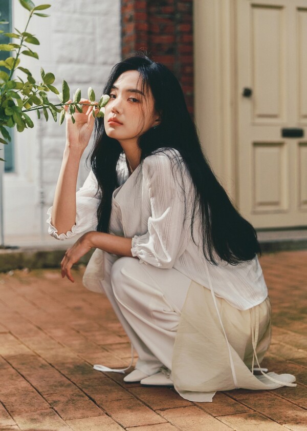 로엠 브이넥 스트랩 블라우스의 화보 이미지./사진=이랜드