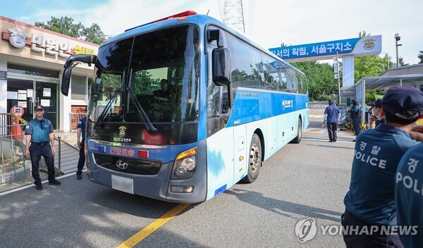 김건희 여사 각종 의혹을 수사하는 민중기 특별검사팀이 윤석열 전 대통령에 대한 체포영장 집행에 나선 1일 경기 의왕시 서울구치소 앞에 경찰이 경계근무를 서고 있다./사진=연합뉴스