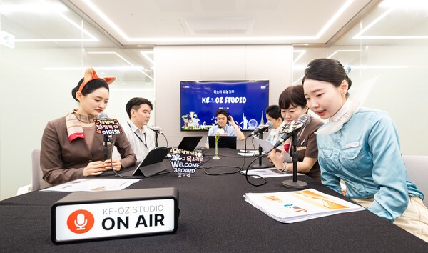 대한항공은 지난달 30일 서울 강서구 본사에서 양사 임직원이 직접 참여하는 목소리 기부 행사 ‘KE-OZ STUDIO’를 열었다고 1일 밝혔다. 사진은 대한항공과 아시아나항공 양사 임직원들이 동화책을 낭독·녹음하여 독서 소외계층을 위한 오디오북을 제작하고 있다. /사진=대한항공