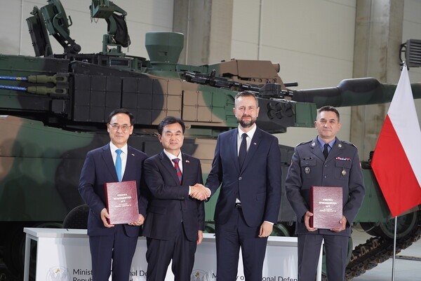 안규백(왼쪽 두 번째) 국방부 장관과 브와디스와프 코시니악-카미슈(세 번째) 폴란드 부총리 겸 국방장관, 아르뚜르 쿱텔(네 번째) 폴란드 군비청장, 이용배(첫 번째) 현대로템 사장이 1일(현지시간) 폴란드 글리비체에서 진행된 폴란드 K2 전차 2차 이행계약 서명식에서 기념촬영을 하고 있다. /사진=현대로템