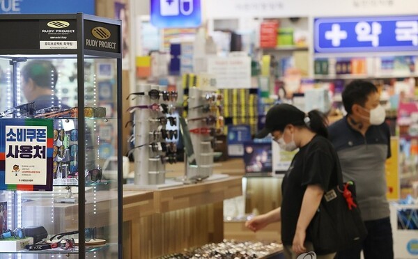 서울의 한 이마트 내 임대매장 앞에 민생 회복 소비쿠폰 사용 안내문이 붙어 있다. / 사진=연합뉴스