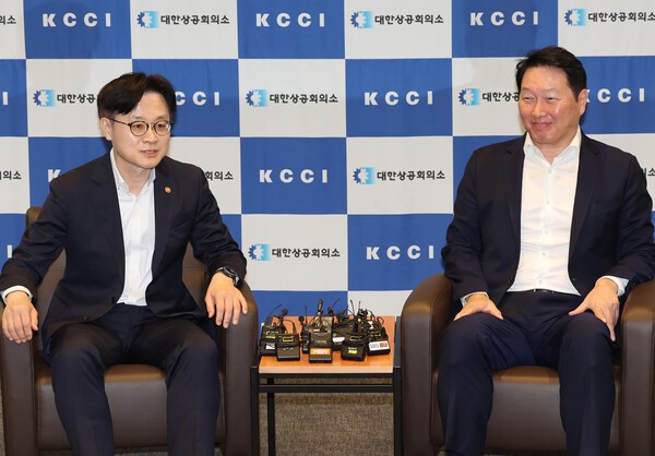 김정관 산업통상자원부 장관과 최태원 대한상공회의소 회장이 4일 서울 중구 대한상의 회관에서 만나 대화하고 있다. /사진=연합