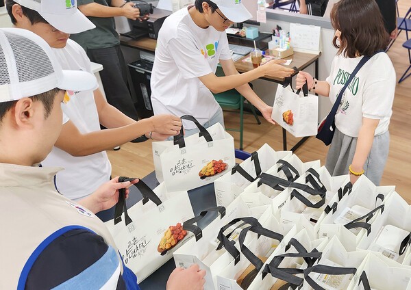 지난 7월 26일 대학RCY 봉사회 소속 '촌스러버'들이 울산에서 발달장애 청소년 대상 음악 레슨·공연을 진행한 ‘뮤직팔레트’ 음악단을 응원하며 치킨 나눔 활동을 펼쳤다./사진=교촌에프앤비 