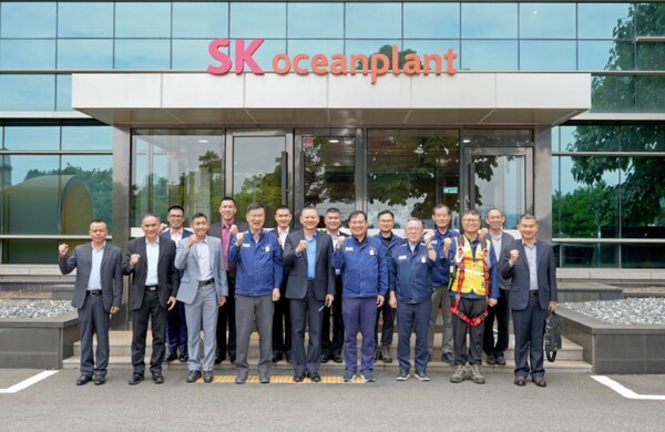 지난 3일 경남 고성군 소재 SK오션플랜트 본사를 방문한 태국 해군 참모총장 등 방문단이 현장에서 근무 중인 태국인 용접사와 함께 기념촬영을 하고 있다./사진=SK오션플랜트