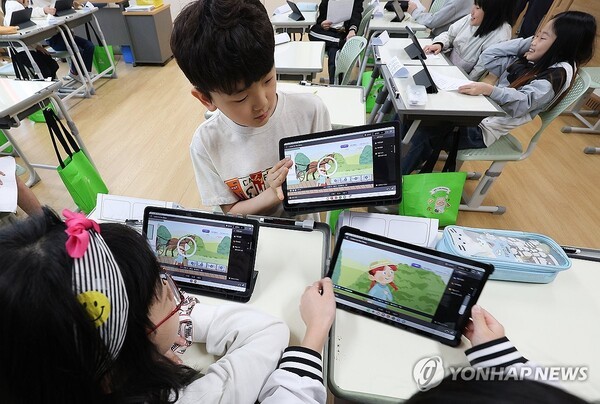 지난 4월 10일 대구 달성군 가창면 용계초등학교에서 열린 인공지능(AI) 디지털교과서 공개수업에서 초등생들이 AI 교과서로 공부하고 있다./사진=연합뉴스