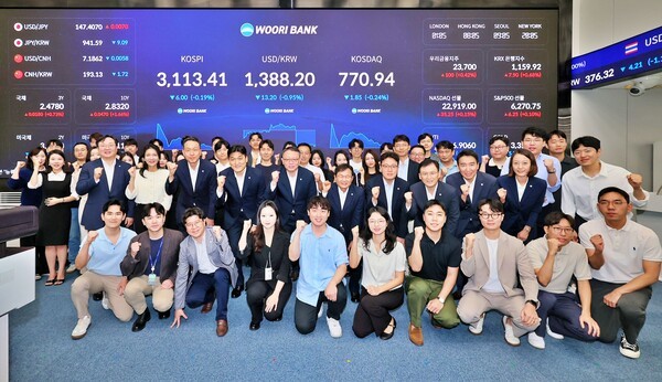 4일 우리은행 회현동 본점 자금시장그룹 딜링룸 전광판 점등식에서 정진완 은행장(두 번째 줄 가운데)과 임직원들이 참석한 가운데 기념촬영을 하고 있다. /사진=우리은행 