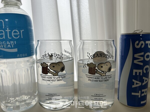 왼쪽 컵에는 포카리스웨트 이온음료를 따랐고, 오른쪽 컵에는 포카리스웨트를 따랐다. 둘 다 동일한 조건(상온 보관)에서 보관됐고, 동일한 조건(온도, 습도 등)으로 개봉했다./사진=김선주 기자 