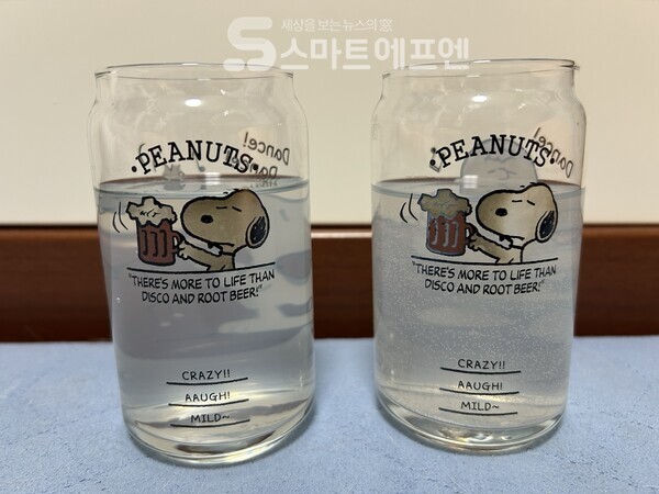 왼쪽 컵에 담긴 이온워터가는 뒤에 갈색 배경이 비치는 반면, 오른쪽 컵에 담긴 포카리스웨트는 뒤에 갈색 배경이 거의 보이지 않는다. 이온워터가 좀 더 묽다는 걸 알 수 있다. 포카리스웨트의 농도가 더 진한 편이고, 이온워터와 다르게 음료 내 원형의 방울들이 육안으로 보인다. /사진=김선주 기자 