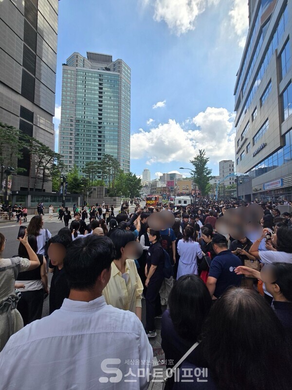 테러글이 올라와 서울 중구 소공로 신세계백화점 본점 밖으로 긴급 대피한 이용객들의 모습./사진=김선주 기자 