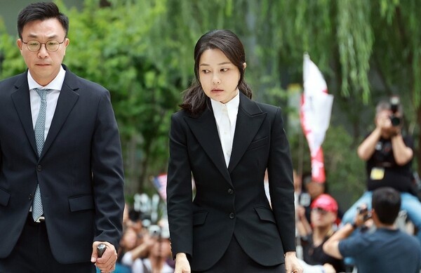 윤석열 전 대통령 배우자 김건희 여사가 6일 서울 종로구 KT광화문빌딩 웨스트에 마련된 민중기 특별검사팀 사무실에 피의자 신분으로 출석하고 있다. / 사진=연합뉴스