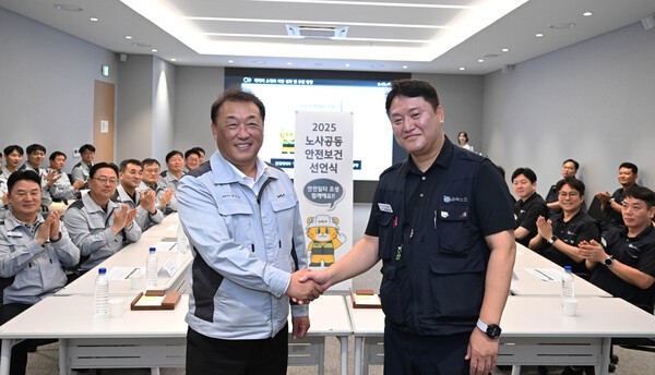 (앞줄 왼쪽부터)기아 최고안전보건책임자(CSO) 최준영 사장, 전국금속노조 기아자동차지부 하임봉 지부장이 노사 관계자와 함께 기념사진을 촬영을 하고 있다. /사진=기아