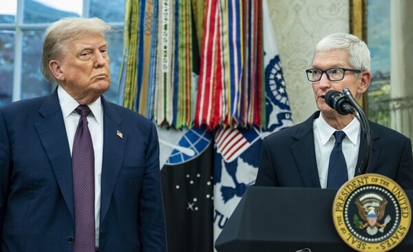 팀 쿡 애플 최고경영자(오른쪽) 발표 듣는 트럼프 미국 대통령 / 사진=EPA 연합뉴스