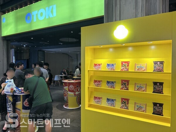 해피냠냠 라면가게 내에서 판매하고 있는 라면들을 전시했다. 곳곳에는 오뚜기 컵라면을 형상화한 테이블이 놓였다./사진=김선주 기자 