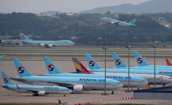 공항 계류장에 여객기들이 세워져 있다.