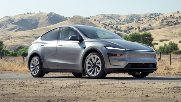 한국타이어가 미국 전기차 업체 '테슬라'의 전기 SUV 모델 Y의 페이스리프트 모델 '주니퍼'에 전기차 전용 사계절용 타이어 '아이온 에보 AS SUV'와 전기차 전용 초고성능 타이어 '벤투스 S1 에보3 ev'를 신차용 타이어로 공급한다고 7일 밝혔다. 사진은 테슬라 모델 Y 주니퍼. /사진=한국타이어