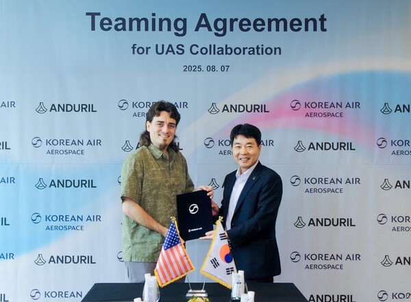 협약식에 참석한 임진규 대한항공 항공우주사업본부장(오른쪽)과 팔머 럭키 안두릴 창업자(왼쪽)가 기념촬영을 하고 있다. /사진=대한항공