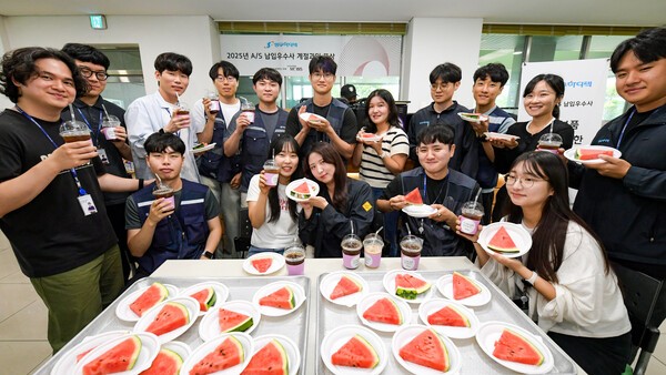 현대모비스가 경남 양산시에 위치한 성우하이텍 양산공장을 방문해 계절과일과 커피차를 증정했다. 올해 A/S 공급 우수협력사 격려 행사는 9일까지 전국 200개 협력사를 대상으로 계속된다. /사진=현대모비스