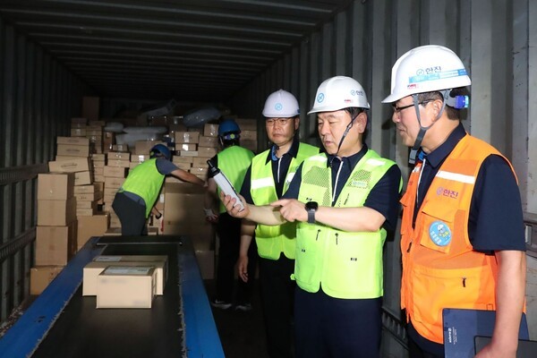 한진 노삼석 대표이사 사장(오른쪽 두번째)이 동서울허브터미널에 방문해 작업장 내 온도를 직접 체크하며 사업장 현황을 면밀히 살펴보고있다. /사진=한진