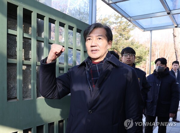 2024년 12월 16일 자녀 입시 비리와 청와대 감찰 무마 혐의로 대법원으로부터 징역 2년 실형을 확정 받은 조국 전 조국혁신당 대표가 경기도 의왕시 서울 구치소로 들어가기 전 주먹을 쥐어보이고 있다./사진=연합뉴스