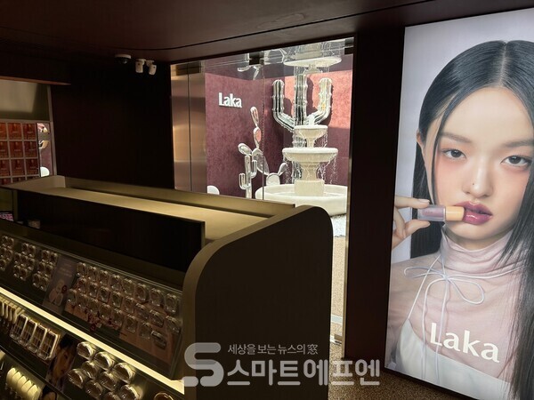 라카 플래그십스토어는 베스트셀러 제품인 '프루티 글램 틴트 115호 엔비' 컬러를 활용해 꾸몄다./사진=김선주 기자