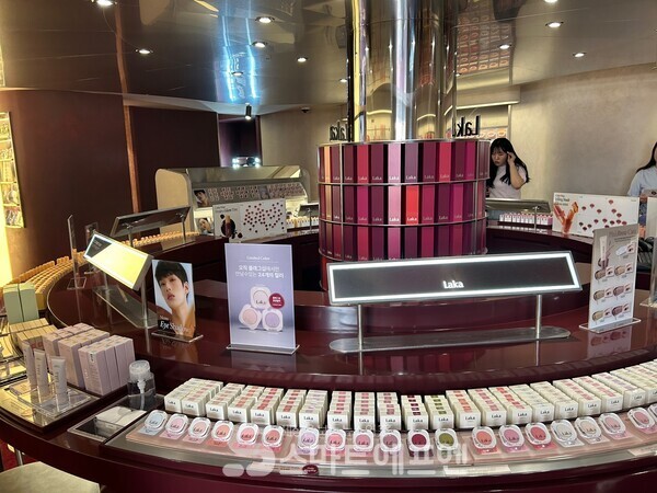 남성 소비자도 편하게 제품을 테스트하고 구매할 수 있도록 곳곳에 남성 화보를 배치했고, 남성 직원도 있다./사진=김선주 기자