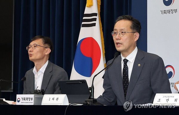 세제 개편안 브리핑하는 이형일 기재부 1차관. /사진=연합뉴스