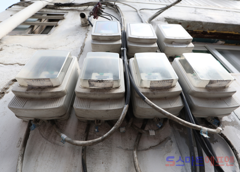 서울시내 주택가 외벽에 부착된 전력량계. /사진=연합뉴스