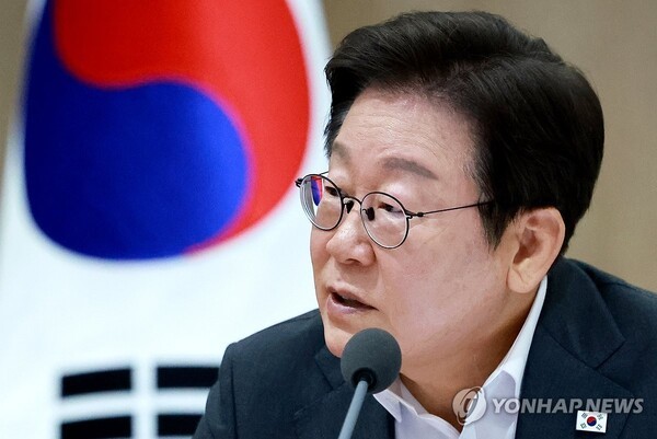 이재명 대통령의 국정수행 지지도가 56.5%로 취임 후 최저치를 기록했다. 국무회의 주재하는 이 대통령./사진=연합뉴스