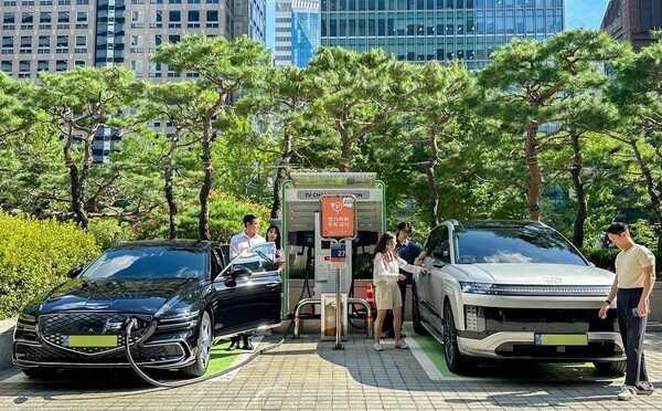 SK이노베이션 계열 직원들이 서울 종로구 SK서린빌딩에서 충전중인 현대자동차 대표 전기차 모델 아이오닉9과 eG80(전기화 모델)을 체험하고 있다. /사진=SK이노베이션