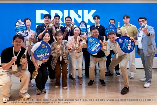 페르노리카 코리아가 여행, 야외 페스티벌 등의 행사로 음주 소비가 많아지는 여름 시즌에 맞춰 책임음주 정신을 고취시키기 위해 임직원들과 함께 책임음주 캠페인 ‘드링크 모어 워터(Drink More Water) - 퍼즐 챌린지’를 지난 7월 16일 전개했다./사진=페르노리카 코리아 