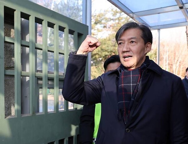 조국혁신당 조국 전 대표가 8·15 광복절 특별사면 심사 대상에 포함됐다. 조국 전 대표가 서울구치소 앞에서 수감되기 전 주먹을 쥐어보이고 있다./사진=연합뉴스