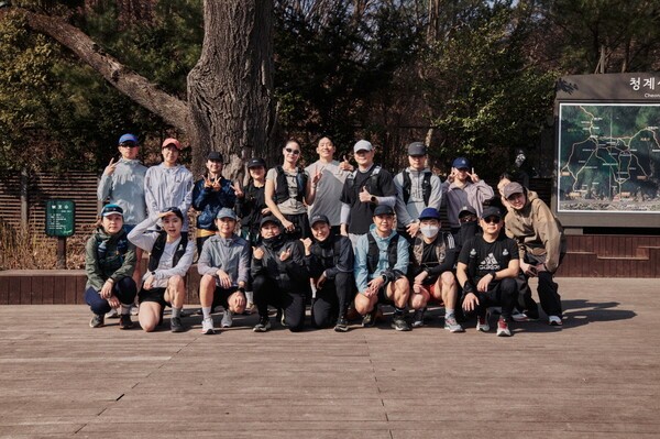 블랙야크 아카데미 상반기 참가자들이 단체사진을 촬영하고 있다. / 사진=블랙야크