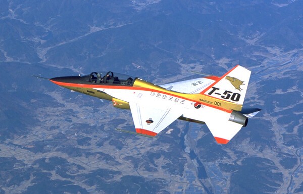 2004년 7월 28일 한국항공우주산업(KAI)은 국내 최초 초음속 항공기 `T-50 고등훈련기'가 무사고 비행시험 500회를 돌파했다고 밝혔다. /사진=연합