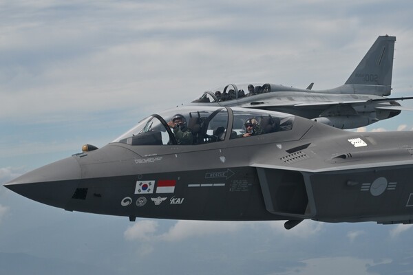 이영수 공군참모총장과 이브라힘 나세르 모하메드 알 알라위 아랍에미리트 국방차관이 7일 공군 사천기지를 방문, FA-50, KF-21에 각각 탑승해 우정비행을 하고 있다. /사진=공군