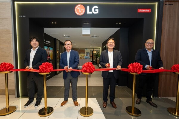 LG전자가 최근 싱가포르에서 구독 전용 브랜드샵을 첫 오픈하고 서비스를 본격 론칭하는 등 글로벌 구독 사업 확대에 속도를 내고 있다. LG전자 관계자들이 싱가포르 구독 전용 브랜드샵 오픈을 기념하고 있다. 