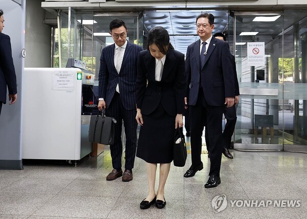 윤석열 전 대통령 부인 김건희 여사가 12일 구속 전 피의자 심문(영장실질심사)을 받기 위해 서울 서초구 서울중앙지법에 출석하기 위해 도착한 뒤 취재진을 향해 고개를 숙여 인사하고 있다./사진=연합뉴스