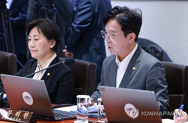 김영훈 고용노동부 장관이 지난달 29일 서울 용산 대통령실에서 열린 국무회의에서 산업재해 관련 발표를 하고 있다./사진=연합뉴스