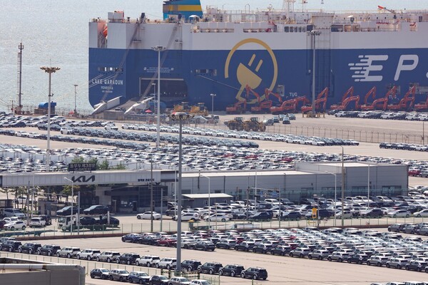 경기도 평택항 부근에 수출용 차들이 세워져 있는 모습. /사진=연합뉴스