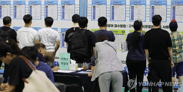 지난달 16일 오후 경북 구미시 복합스포츠센터에서 열린 '춘하추동 취업 한마당'에서 구직자들이 회사별 채용정보를 살펴보고 있다. /사진=연합뉴스 